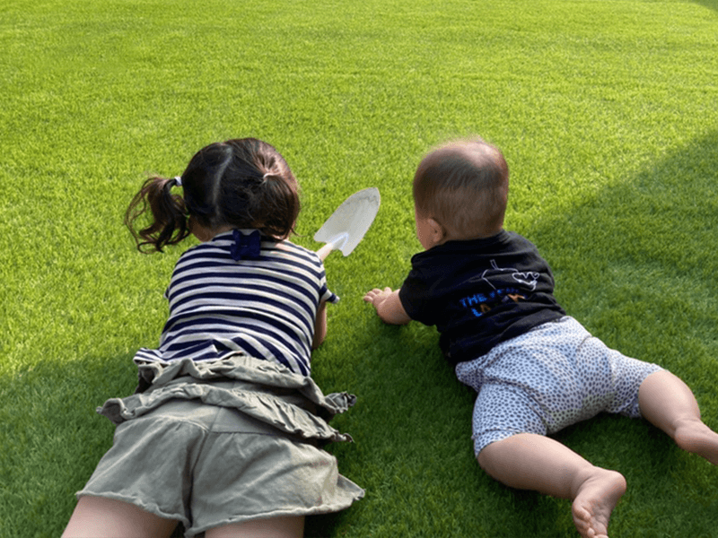 子供と人工芝の庭